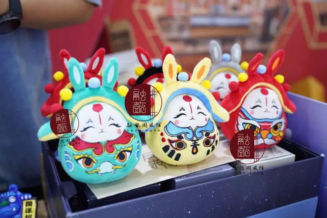 非遺新篇鳴鼓角?兔爺跨界炫新姿——中國工藝美術(shù)學(xué)會(huì)非遺工作委員會(huì)成立大會(huì)暨融今文創(chuàng)兔兒爺首發(fā)